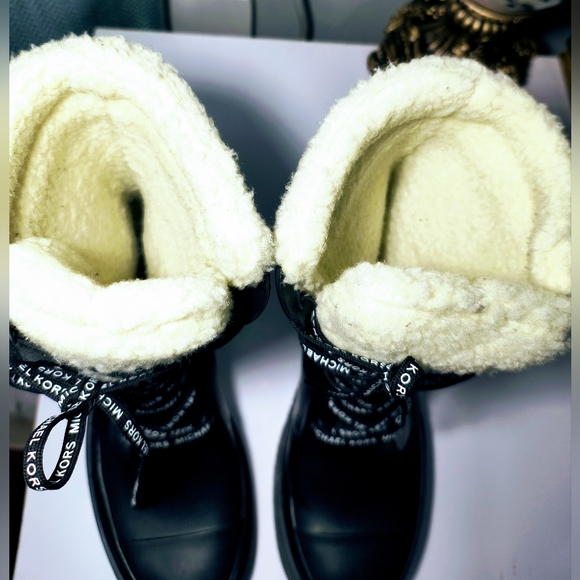 Super comfortable, soft and warm, Michael Kors Faux Shearling-Lined Rain Boots. - Picture 13 of 16